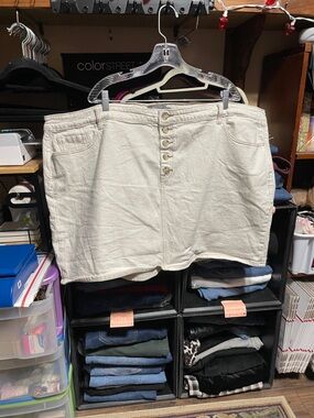 #502 size 28 torrid Cream Denim Skirt with Contrast Stitching. 18.5in.  long